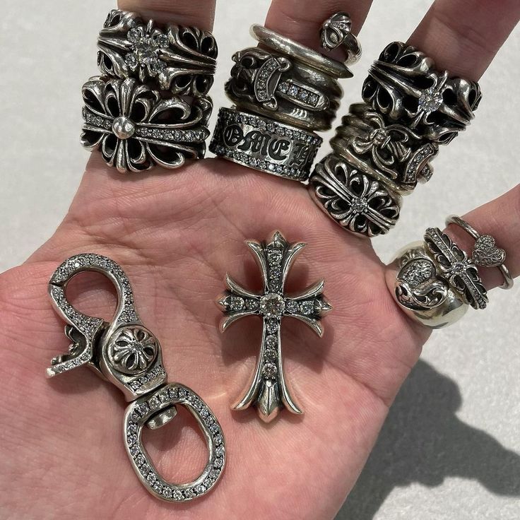 Chrome Hearts Rings: A Fusion of Style and Attitude插图